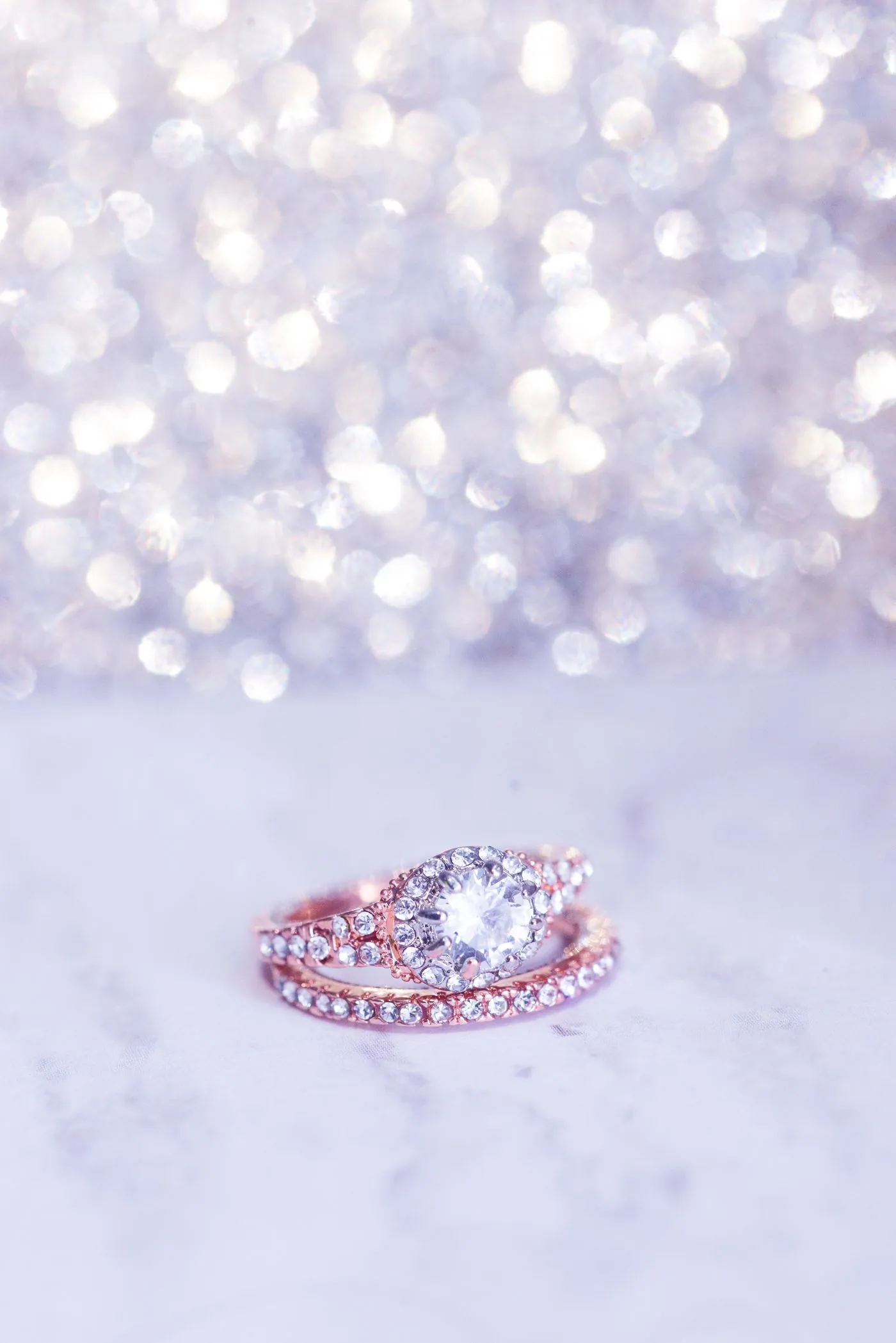Ring mit Brillant in hellem Licht